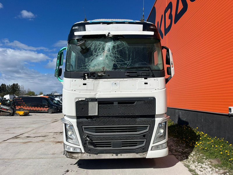 Volvo FH 540 DAMAGED ! / GLOBE XL / HYDRAULICS / DOUBLE BOGIE - Tractor unit: picture 3 Volvo FH 540 DAMAGED ! / GLOBE XL / HYDRAULICS / DOUBLE BOGIE - Tractor unit: picture 3