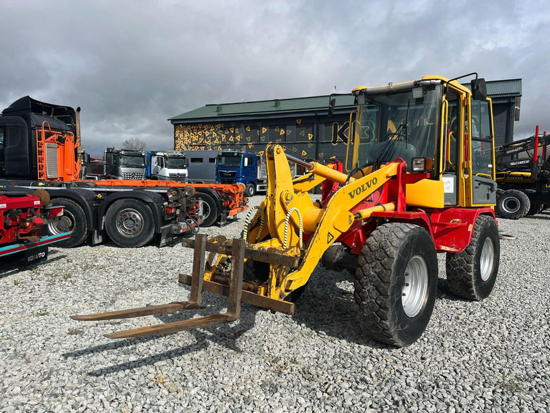 Volvo L 30 B-Z/X 4x4 AC / QUICK COUPLER / BUCKET + FORKS - Wheel loader: picture 2 Volvo L 30 B-Z/X 4x4 AC / QUICK COUPLER / BUCKET + FORKS - Wheel loader: picture 2
