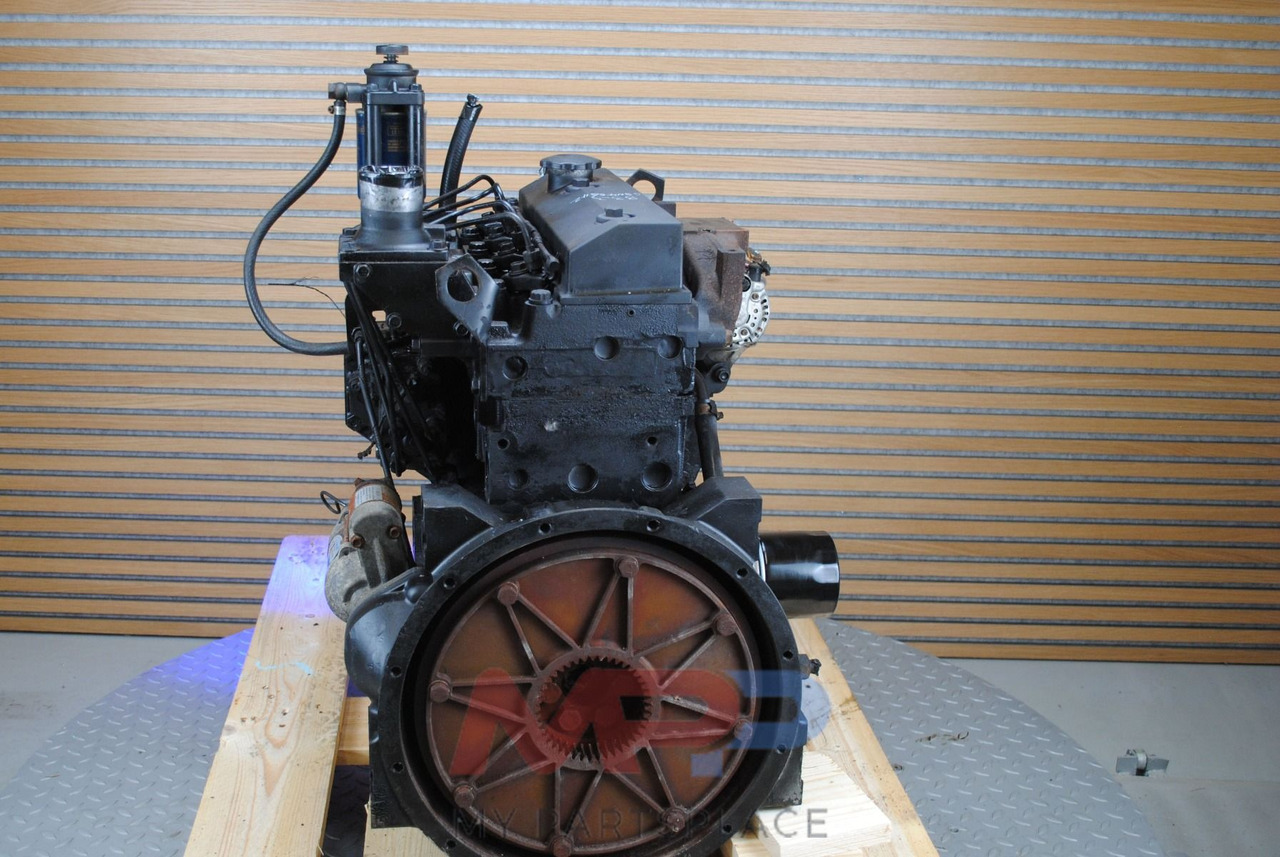 Komatsu 4D95 - Engine: picture 4 Komatsu 4D95 - Engine: picture 4