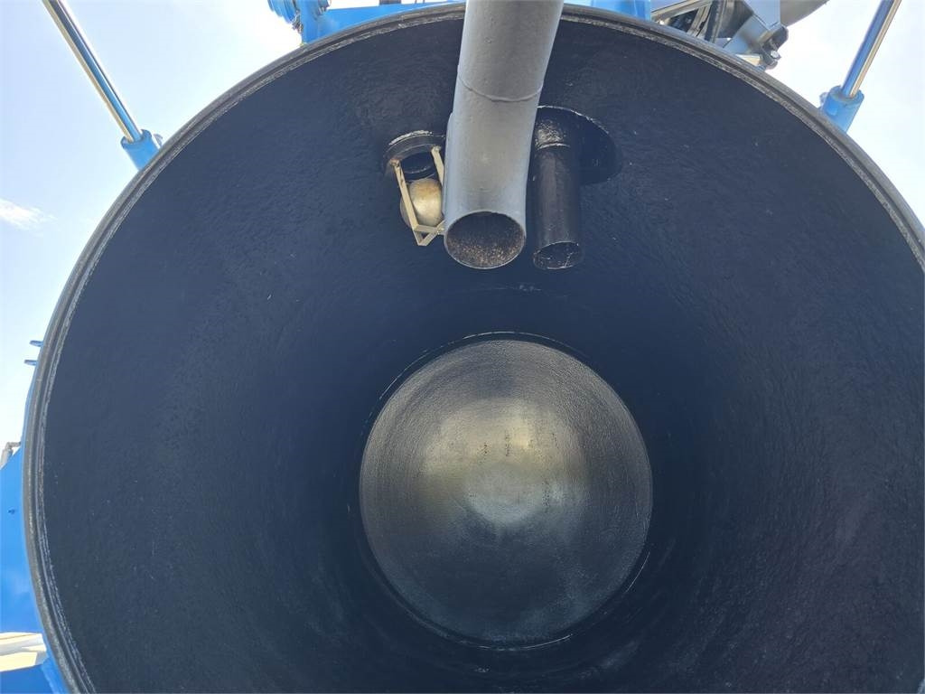 Vacuum truck Renault WUKO RIVARD for collecting liquid waste: picture 30