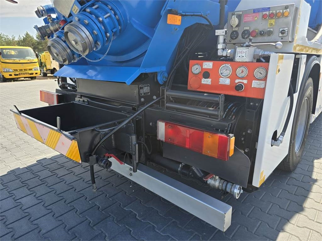 Vacuum truck Renault WUKO RIVARD for collecting liquid waste: picture 18