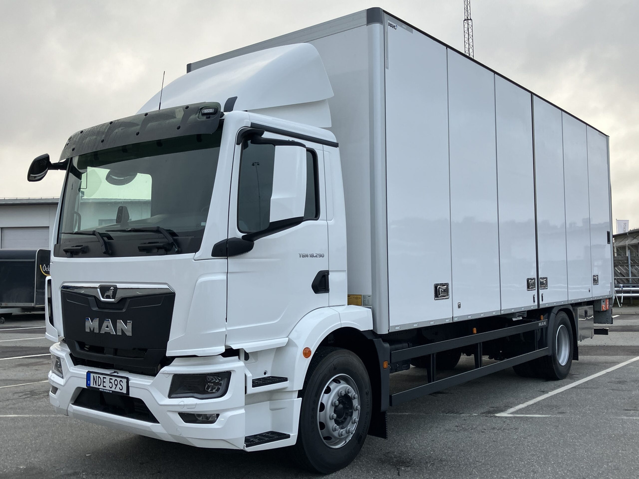 TGM 18.290 4×2 LL - Box truck: picture 1 TGM 18.290 4×2 LL - Box truck: picture 1