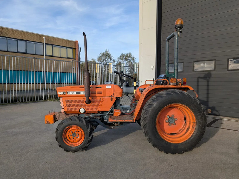 Kubota B8200 D8200 - Farm tractor: picture 2 Kubota B8200 D8200 - Farm tractor: picture 2