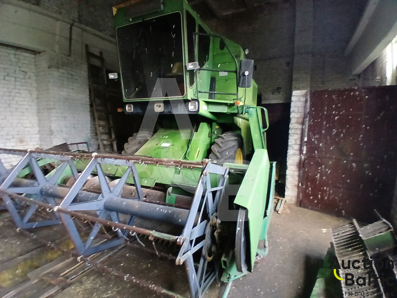 John Deere 1055 - Combine harvester: picture 3 John Deere 1055 - Combine harvester: picture 3