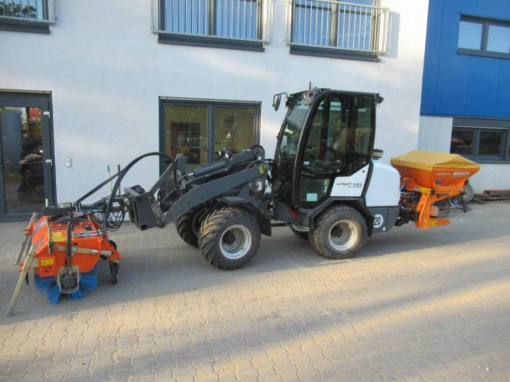 GiANT V452T X-Tra HD Kehrmaschine/Streuer - Wheel loader: picture 1 GiANT V452T X-Tra HD Kehrmaschine/Streuer - Wheel loader: picture 1