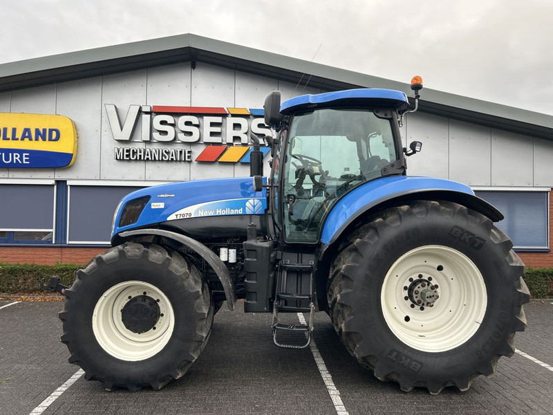 New Holland New Holland T7070 - Farm tractor: picture 2 New Holland New Holland T7070 - Farm tractor: picture 2