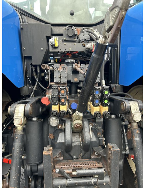 New Holland New Holland T7070 - Farm tractor: picture 5 New Holland New Holland T7070 - Farm tractor: picture 5