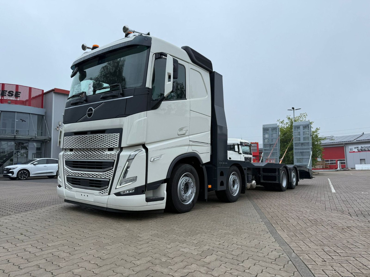 Volvo Arbeitsbühnen Baumaschinentransporter mit Rampen - Dropside/ Flatbed truck: picture 5 Volvo Arbeitsbühnen Baumaschinentransporter mit Rampen - Dropside/ Flatbed truck: picture 5