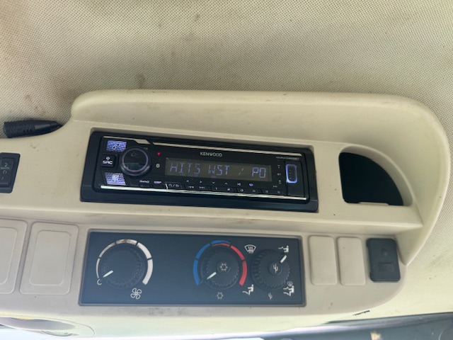 Farm tractor JOHN DEERE 6210R: picture 12 Farm tractor JOHN DEERE 6210R: picture 12