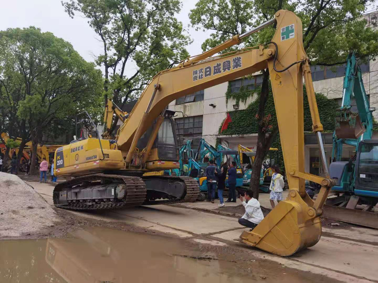 KOMATSU PC200-8 - Crawler excavator: picture 1 KOMATSU PC200-8 - Crawler excavator: picture 1