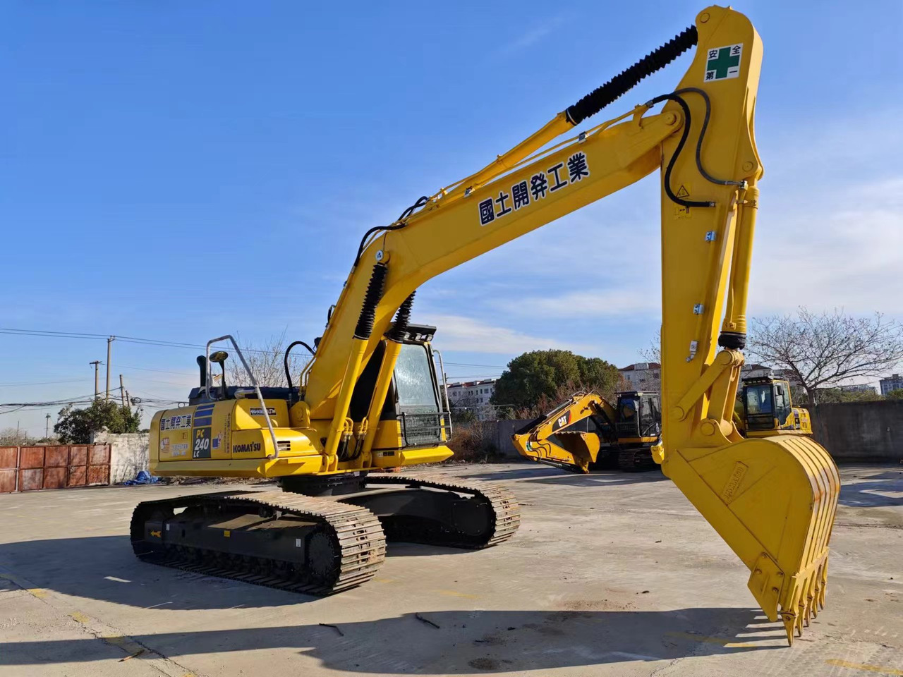 KOMATSU PC240LC-8N1 - Excavator: picture 2 KOMATSU PC240LC-8N1 - Excavator: picture 2
