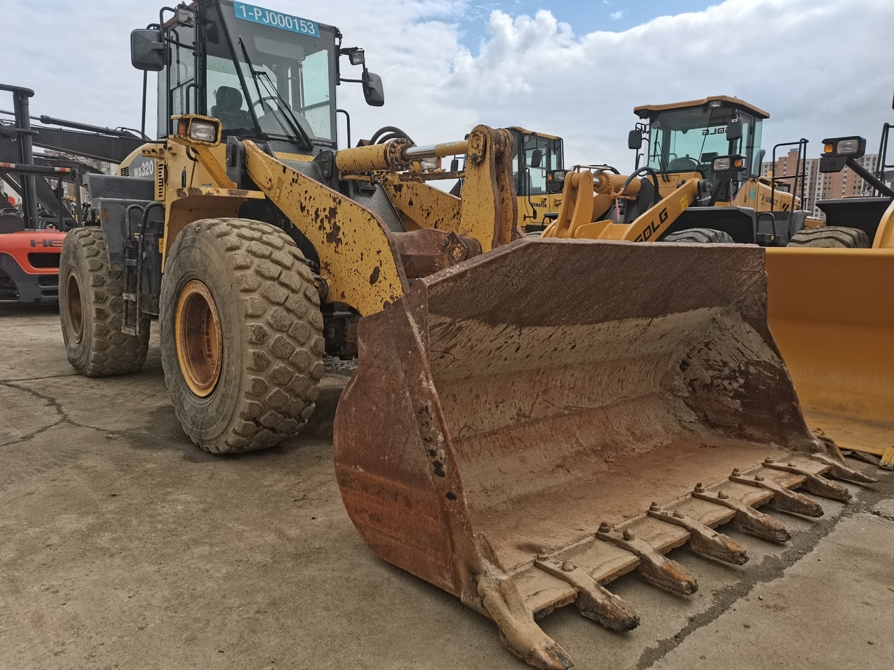 KOMATSU WA320-5 - Wheel loader: picture 1 KOMATSU WA320-5 - Wheel loader: picture 1