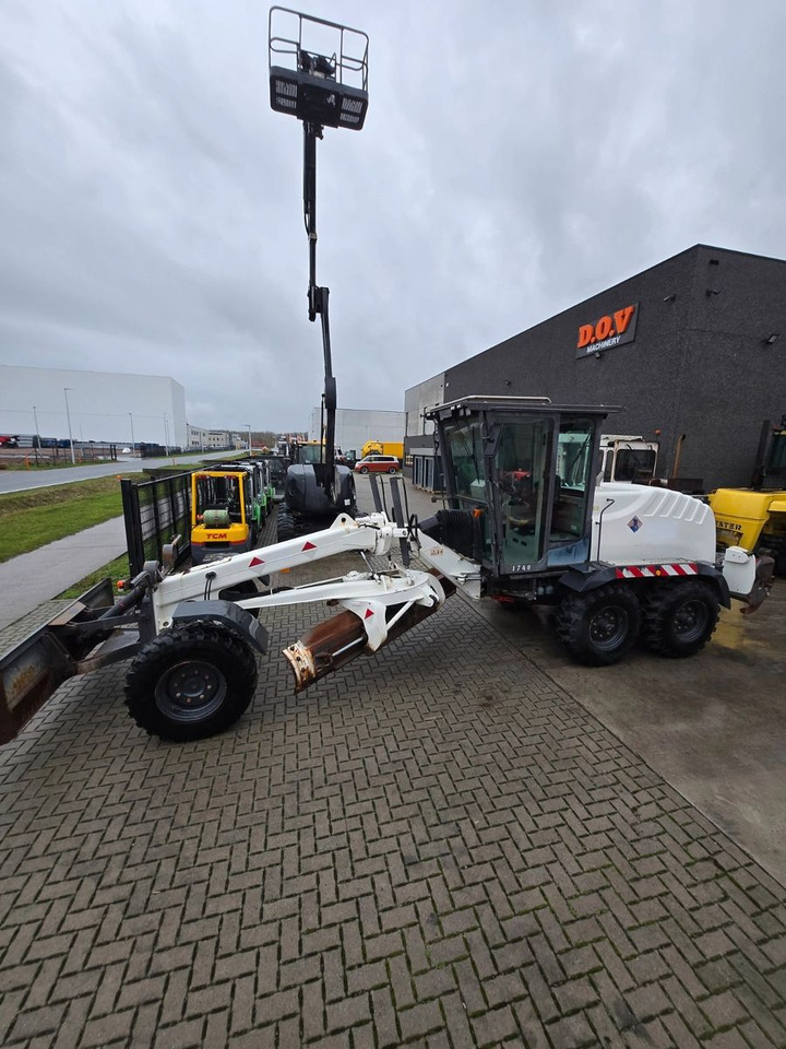 New Holland F106.6 - Grader: picture 3 New Holland F106.6 - Grader: picture 3