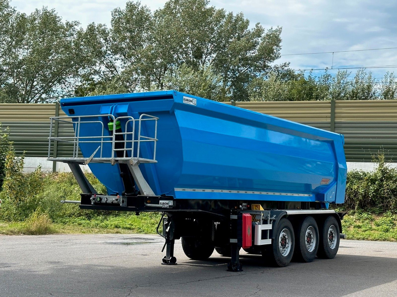 EuromixMTP Halbschalen Auflieger 27m³ HARDOX - Tipper semi-trailer: picture 1 EuromixMTP Halbschalen Auflieger 27m³ HARDOX - Tipper semi-trailer: picture 1