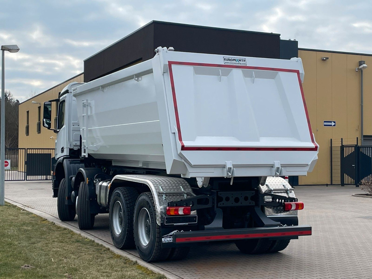 Mercedes-Benz 4142 8X4 Mulden- Kipper - EuromixMTP - Skip loader truck: picture 5 Mercedes-Benz 4142 8X4 Mulden- Kipper - EuromixMTP - Skip loader truck: picture 5