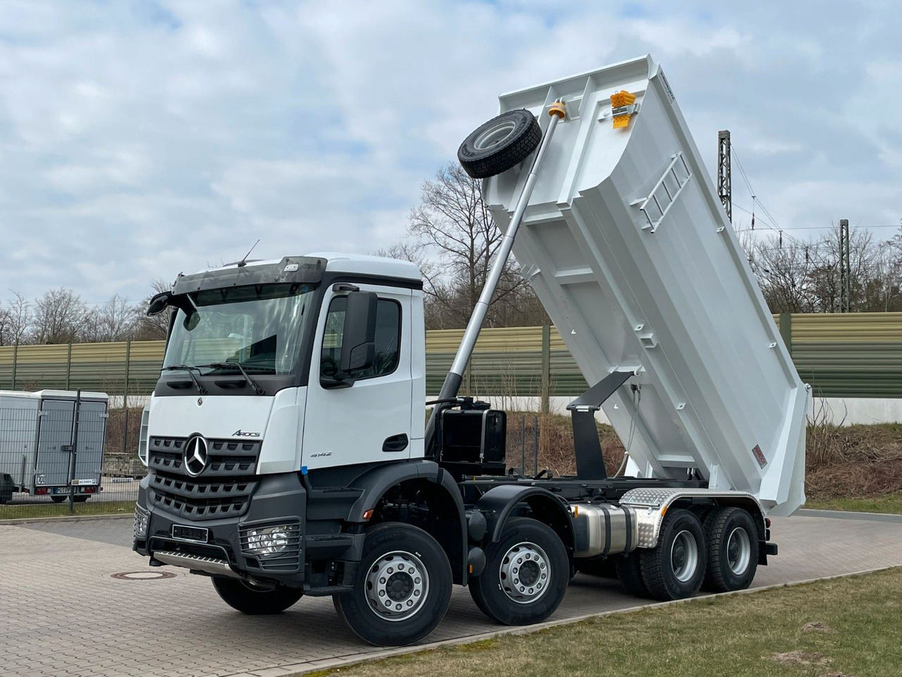 Mercedes-Benz 4142 8X4 Mulden- Kipper - EuromixMTP - Tipper: picture 1 Mercedes-Benz 4142 8X4 Mulden- Kipper - EuromixMTP - Tipper: picture 1