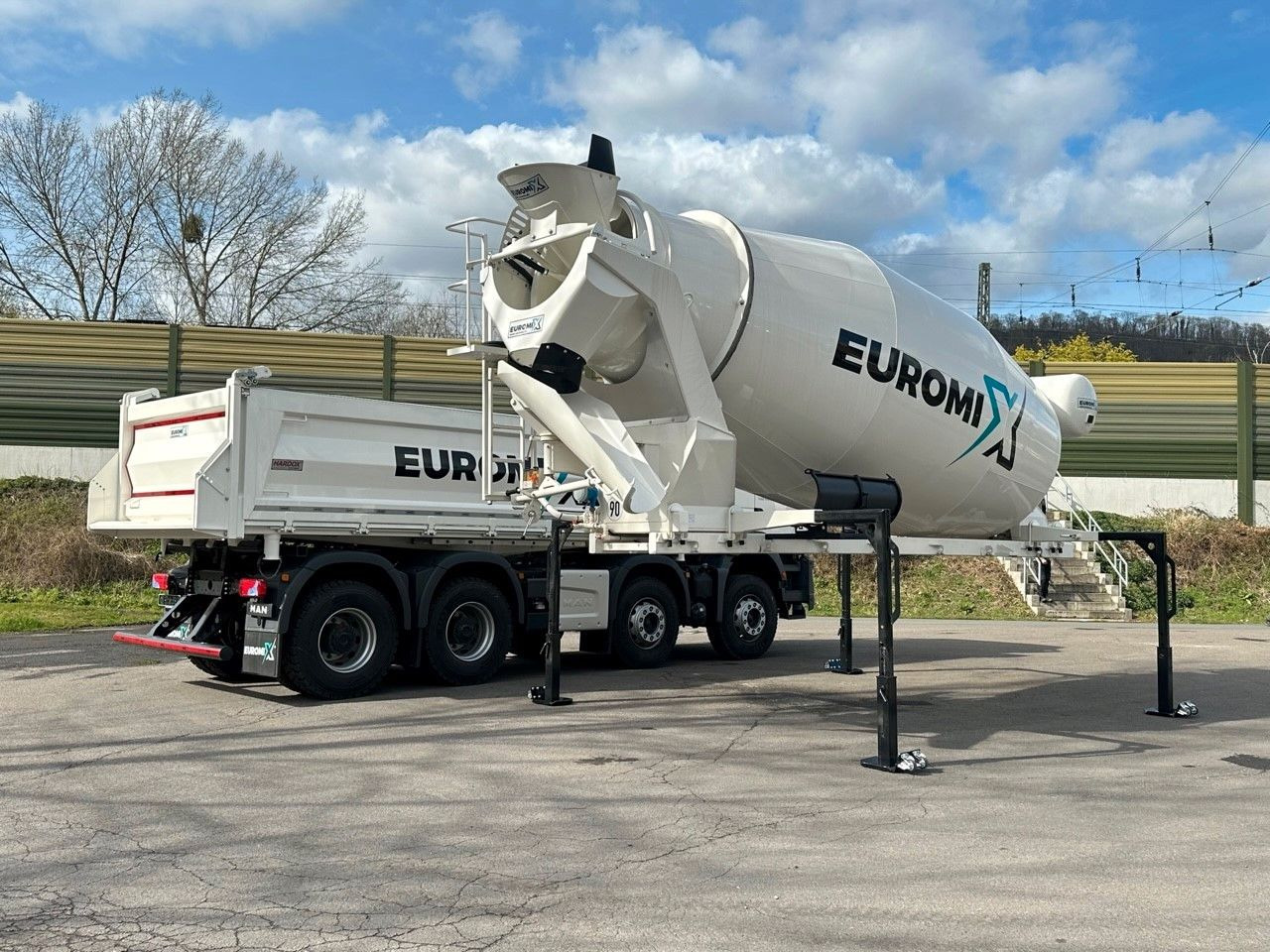 Volvo FMX 460 8x4 / WECHSELSYSTEM KIPPER+MISCHER Volvo FMX 460 8x4 / WECHSELSYSTEM KIPPER+MISCHER - Concrete mixer truck: picture 1 Volvo FMX 460 8x4 / WECHSELSYSTEM KIPPER+MISCHER Volvo FMX 460 8x4 / WECHSELSYSTEM KIPPER+MISCHER - Concrete mixer truck: picture 1