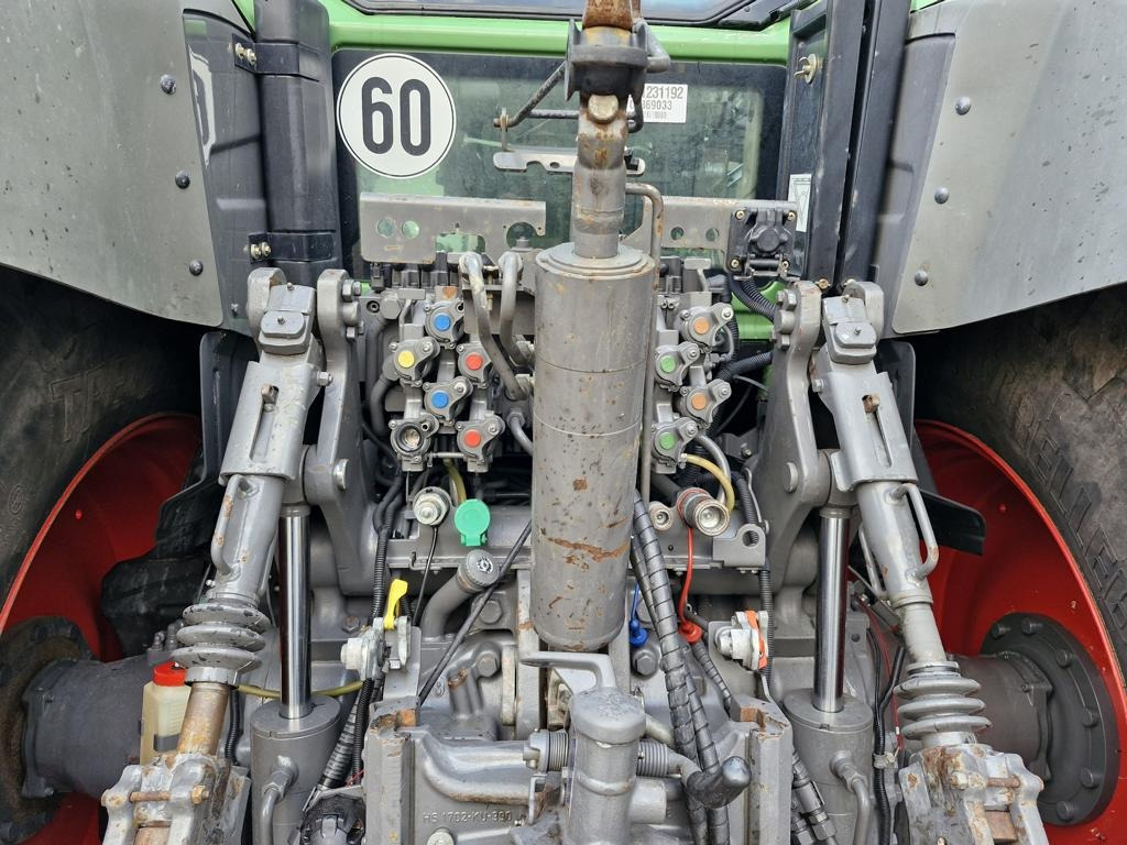 Farm tractor Fendt 826 VARIO PROFI PLUS: picture 10