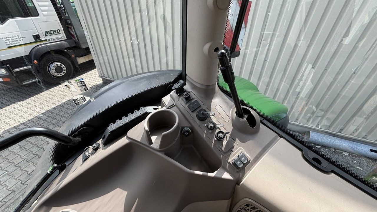 John Deere 6R195 - Farm tractor: picture 4 John Deere 6R195 - Farm tractor: picture 4