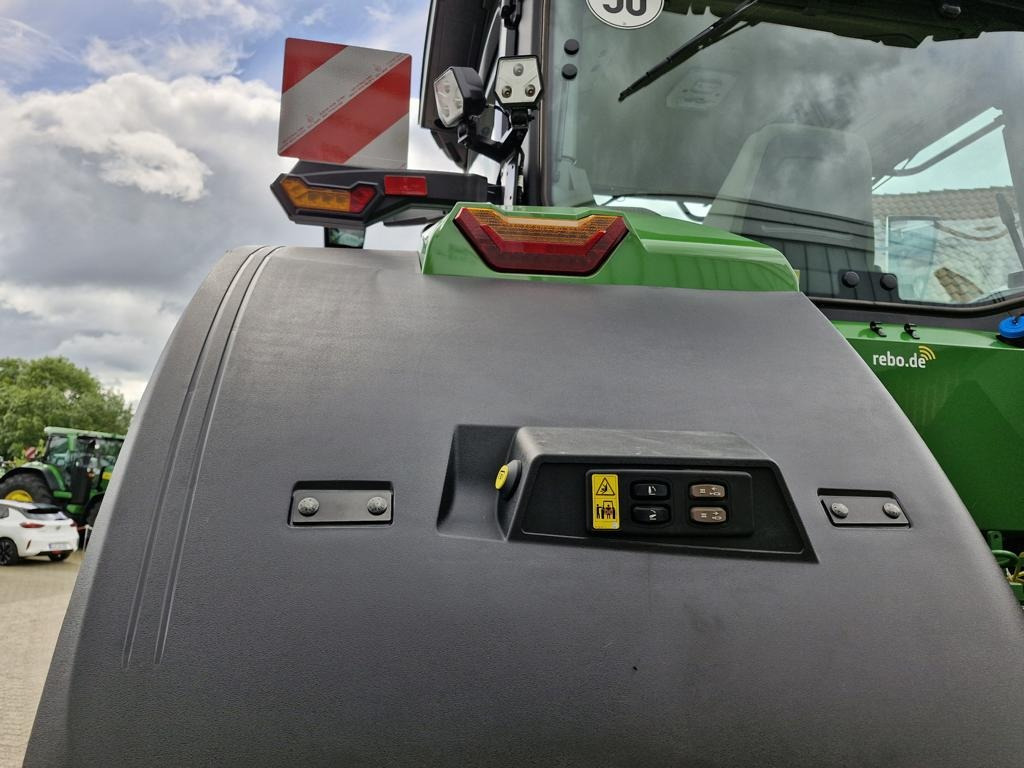 John Deere 7R330 - Farm tractor: picture 2 John Deere 7R330 - Farm tractor: picture 2