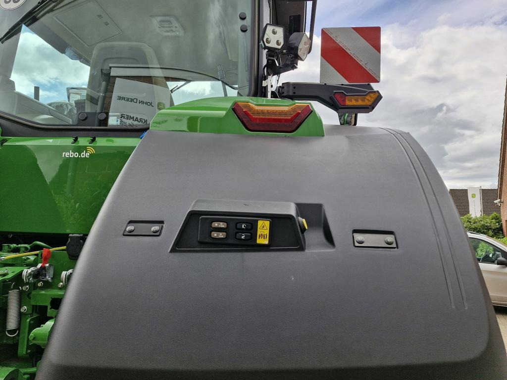 John Deere 7R330 - Farm tractor: picture 3 John Deere 7R330 - Farm tractor: picture 3