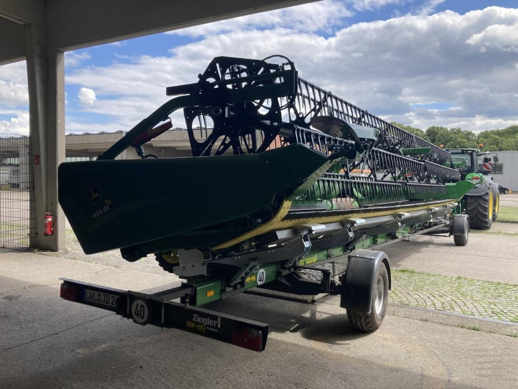 John Deere HD35X MY24 - Combine harvester: picture 1 John Deere HD35X MY24 - Combine harvester: picture 1