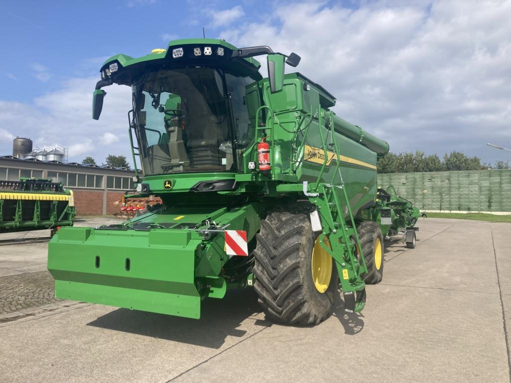 John Deere T5 700 MY25 - Combine harvester: picture 5 John Deere T5 700 MY25 - Combine harvester: picture 5