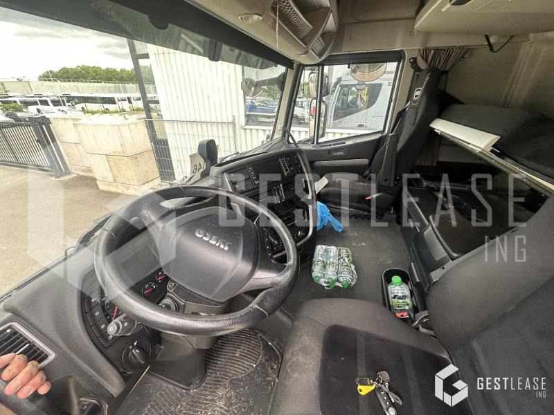 Interior photo 1: Tractor unit Iveco Stralis