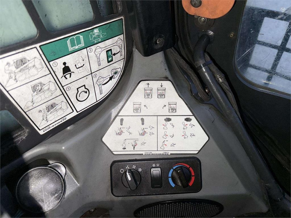 Skid steer loader Bobcat S570: picture 15