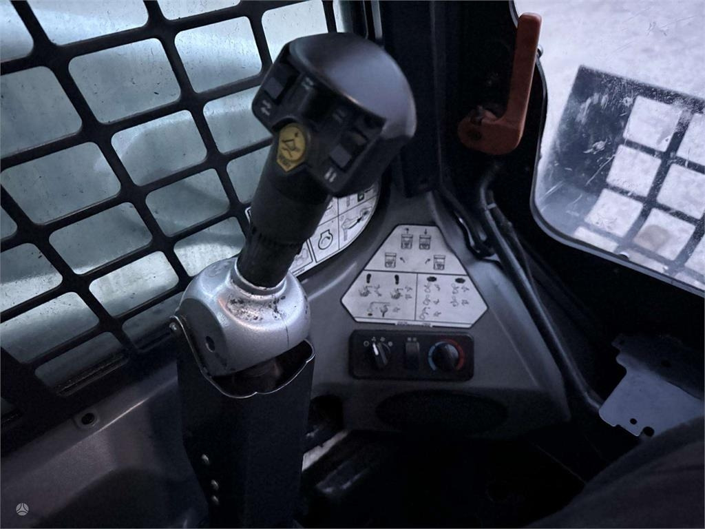 Skid steer loader Bobcat S570: picture 14