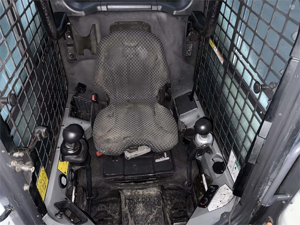 Skid steer loader Bobcat S570: picture 12