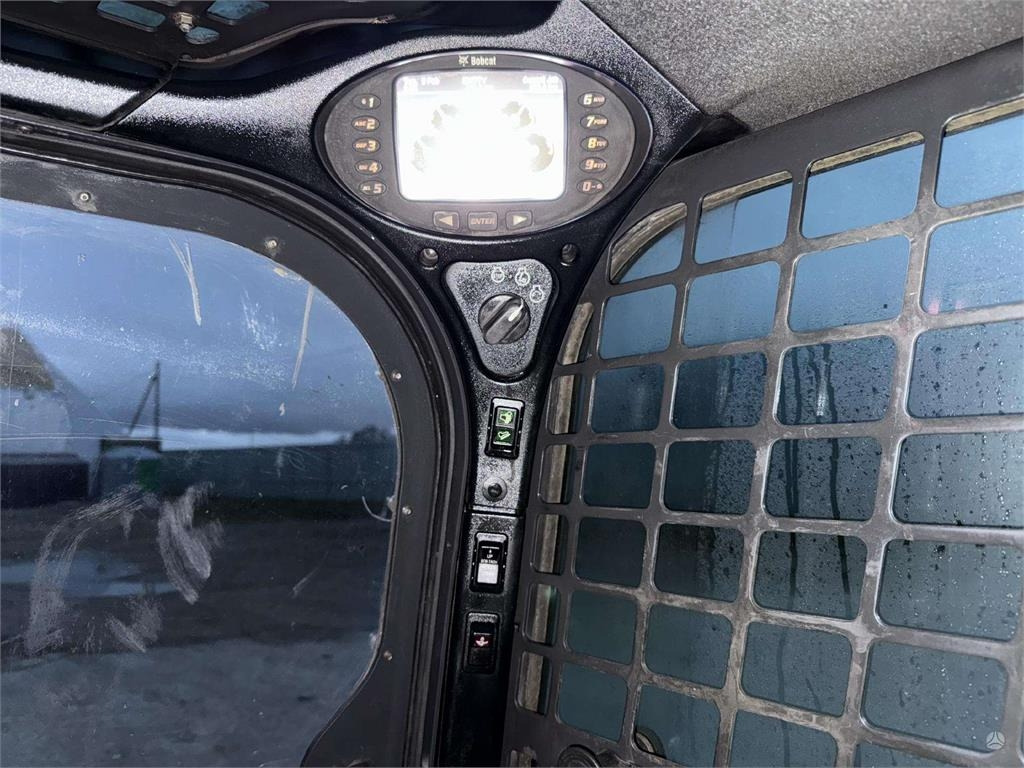 Skid steer loader Bobcat S570: picture 18