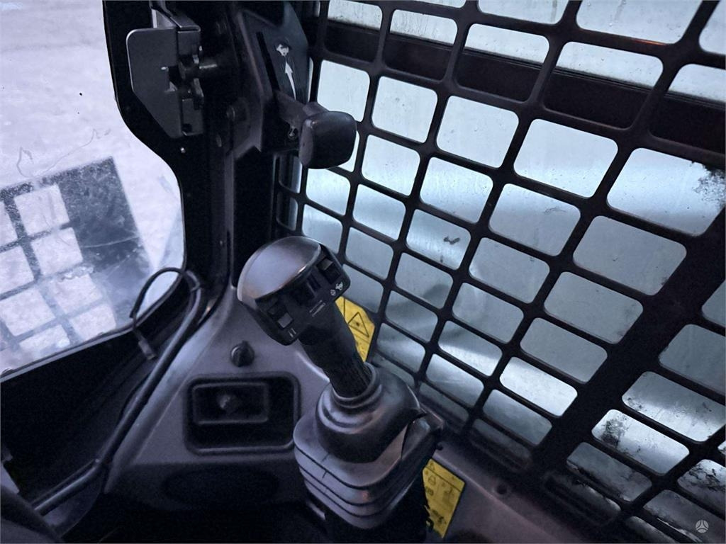 Skid steer loader Bobcat S570: picture 13