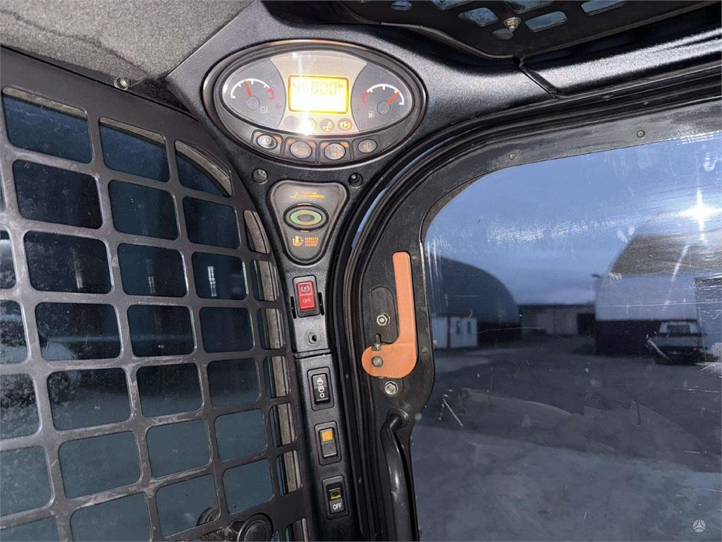 Skid steer loader Bobcat S570: picture 17