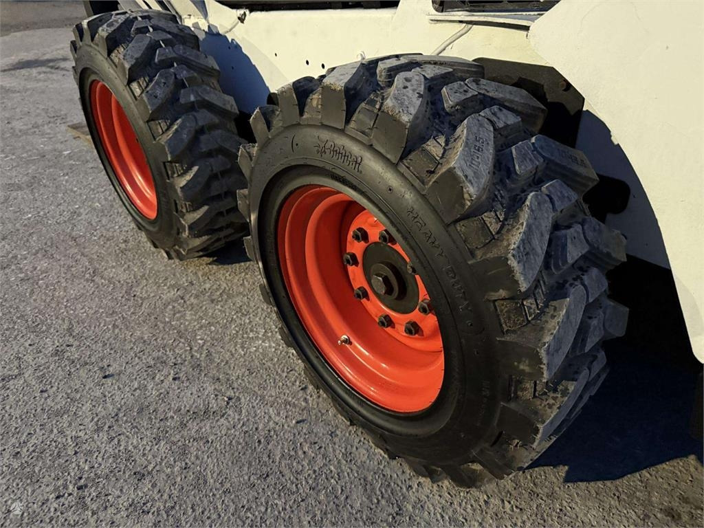 Skid steer loader Bobcat S570: picture 9
