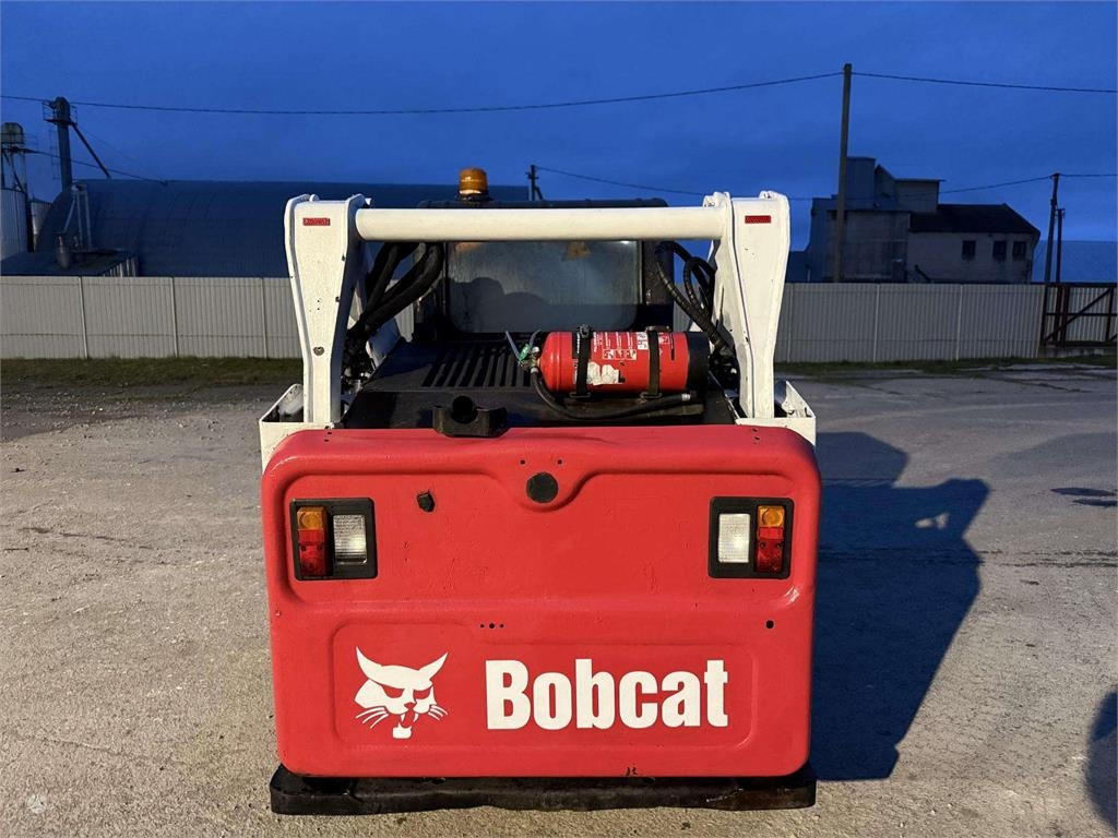 Skid steer loader Bobcat S570: picture 7
