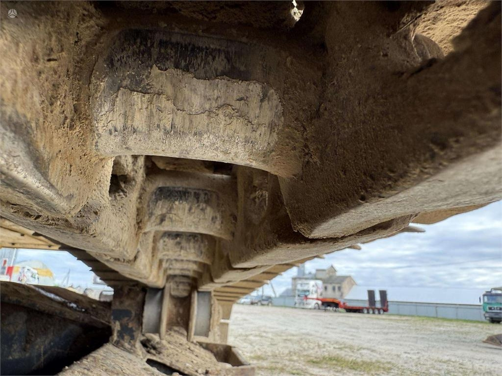 Crawler excavator Komatsu PC 240 LC-11: picture 19