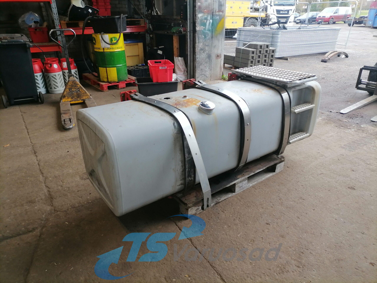 MAN Kütusepaak 780L 81122015608 - Fuel tank for Truck: picture 1 MAN Kütusepaak 780L 81122015608 - Fuel tank for Truck: picture 1