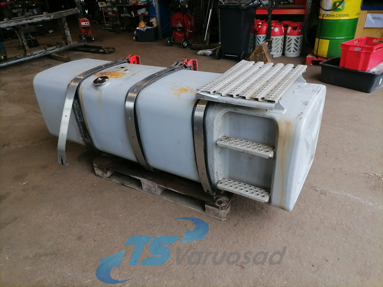 MAN Kütusepaak 780L 81122015608 - Fuel tank for Truck: picture 3 MAN Kütusepaak 780L 81122015608 - Fuel tank for Truck: picture 3