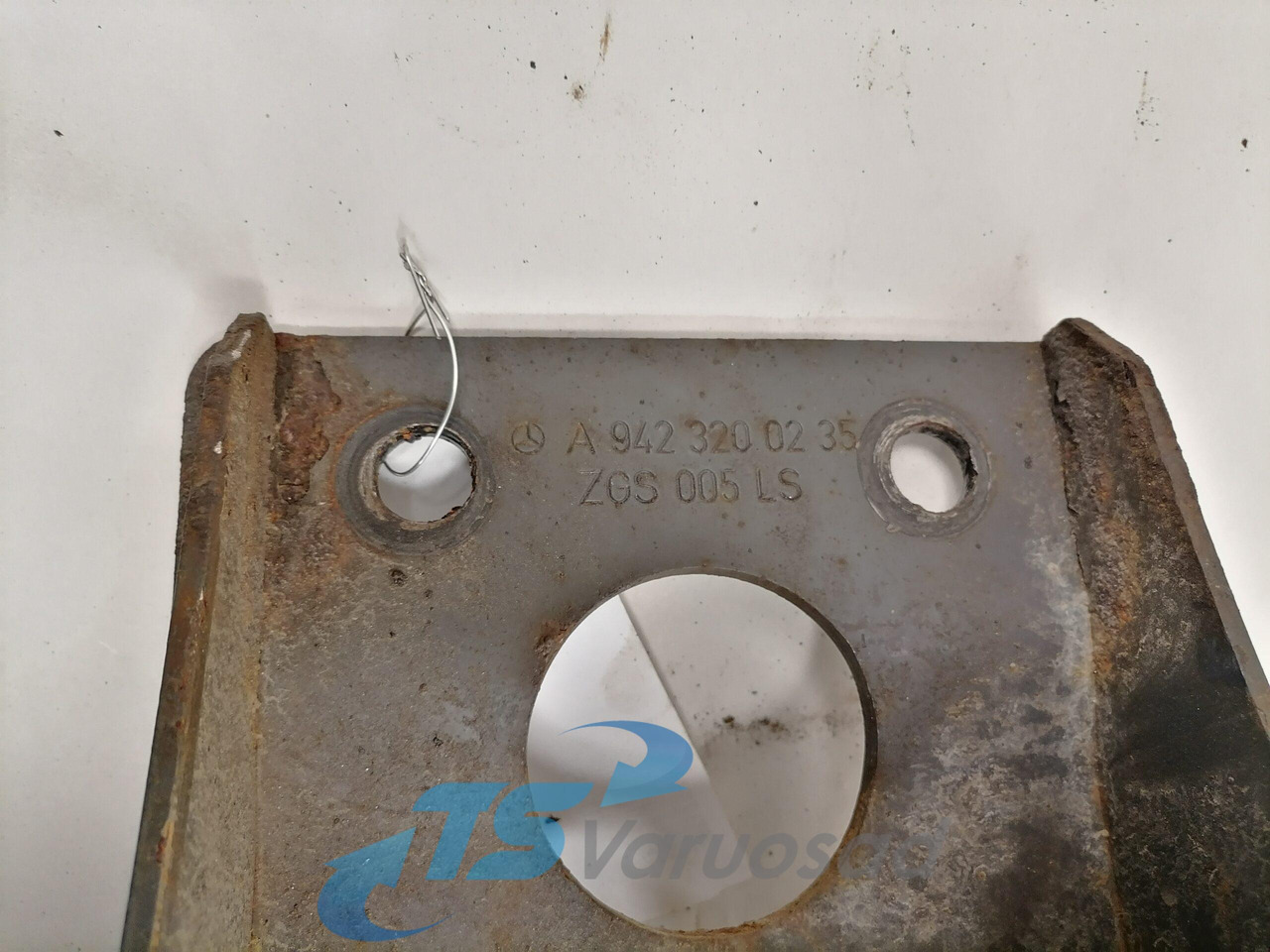 Mercedes-Benz Air spring bracket A9423200235 - Air suspension for Truck: picture 3 Mercedes-Benz Air spring bracket A9423200235 - Air suspension for Truck: picture 3