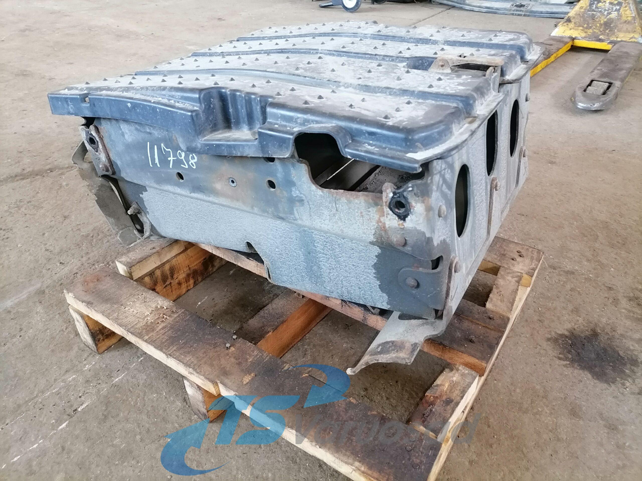 Mercedes-Benz Battery box A9304200268 - Battery for Truck: picture 3 Mercedes-Benz Battery box A9304200268 - Battery for Truck: picture 3