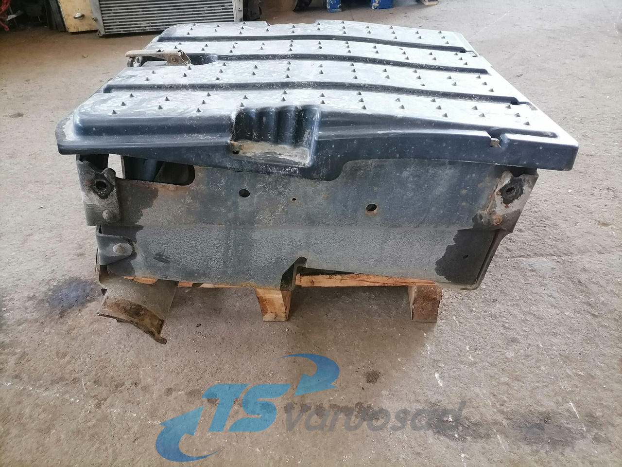 Mercedes-Benz Battery box A9304200268 - Battery for Truck: picture 5 Mercedes-Benz Battery box A9304200268 - Battery for Truck: picture 5