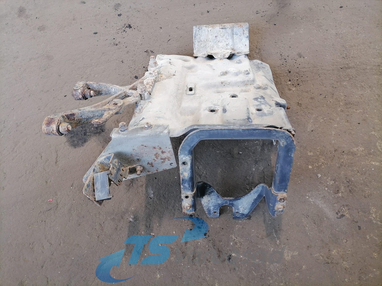 Scania Air dryer carrier plate 1367477 - Brake valve for Truck: picture 2 Scania Air dryer carrier plate 1367477 - Brake valve for Truck: picture 2