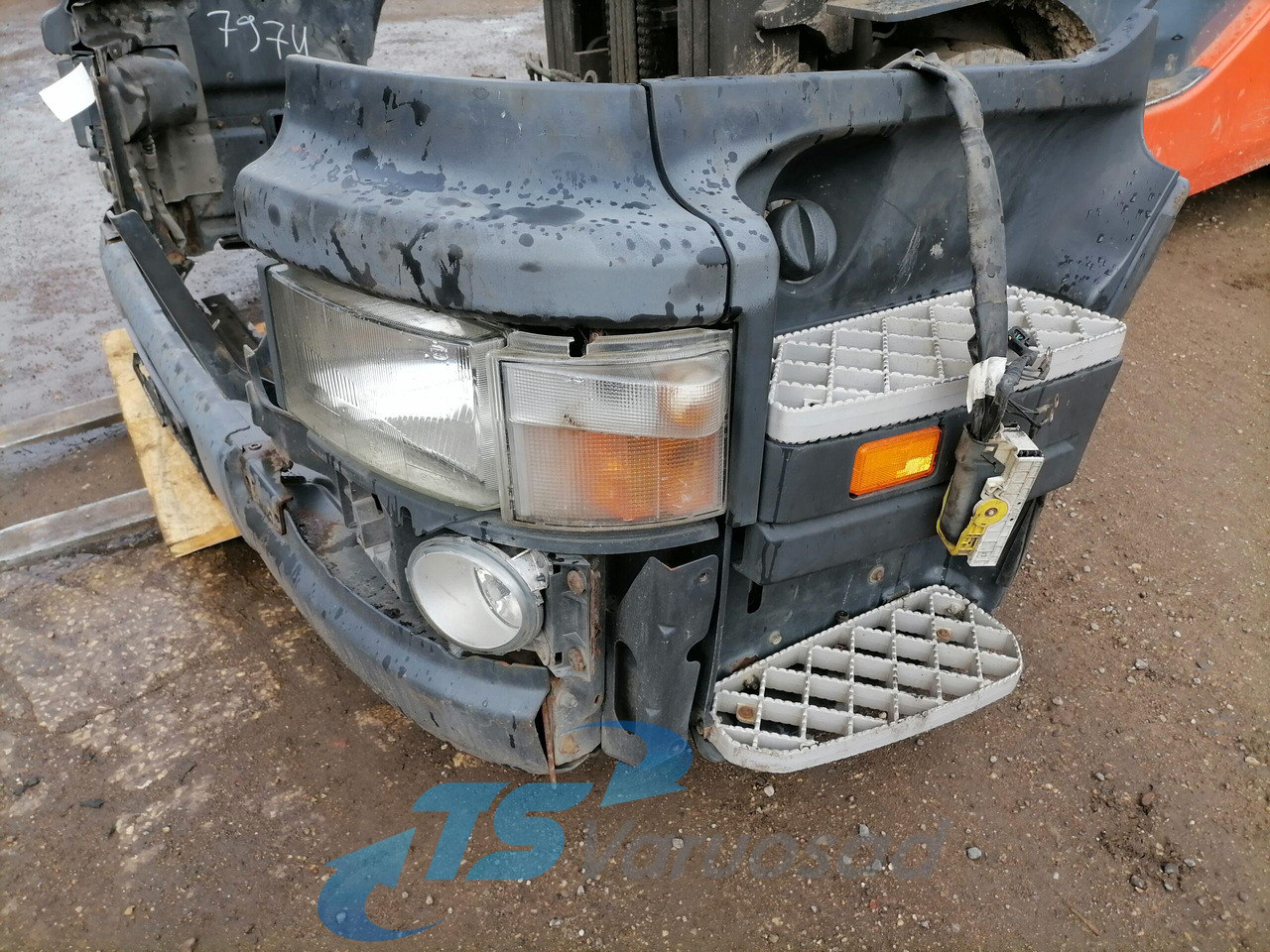 Scania Bumper 1736656 - Bumper for Truck: picture 4 Scania Bumper 1736656 - Bumper for Truck: picture 4