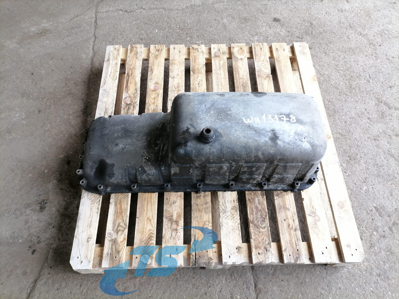 Scania Oil sump 1795439 - Oil pan for Truck: picture 1 Scania Oil sump 1795439 - Oil pan for Truck: picture 1