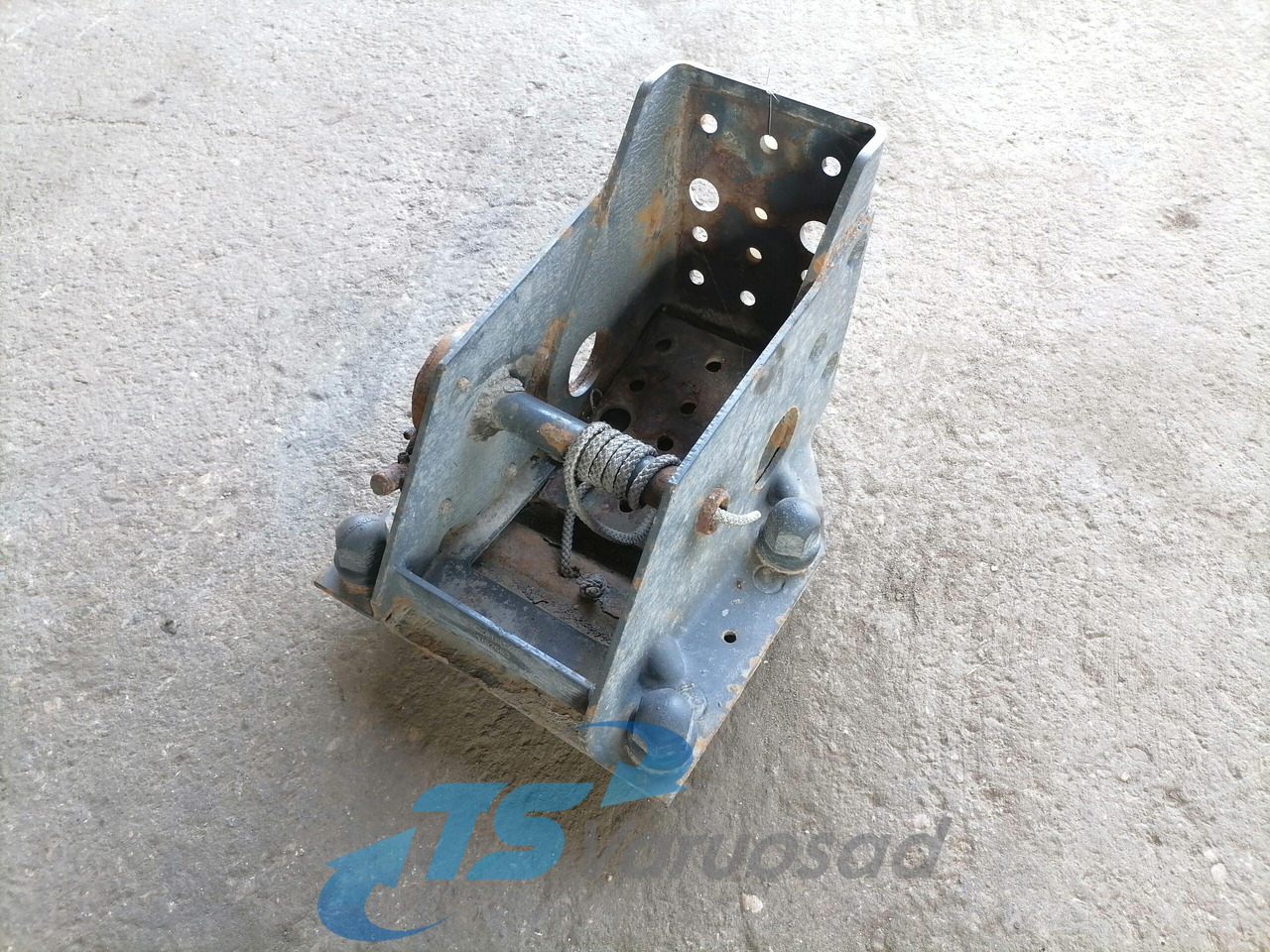 Scania Scania spare wheel carrier 1752683 - Universal part for Truck: picture 1 Scania Scania spare wheel carrier 1752683 - Universal part for Truck: picture 1