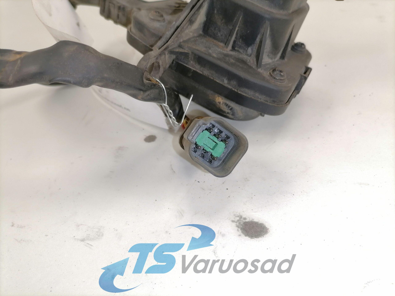 Scania Water valve 1741027 - Heating/ Ventilation for Truck: picture 3 Scania Water valve 1741027 - Heating/ Ventilation for Truck: picture 3