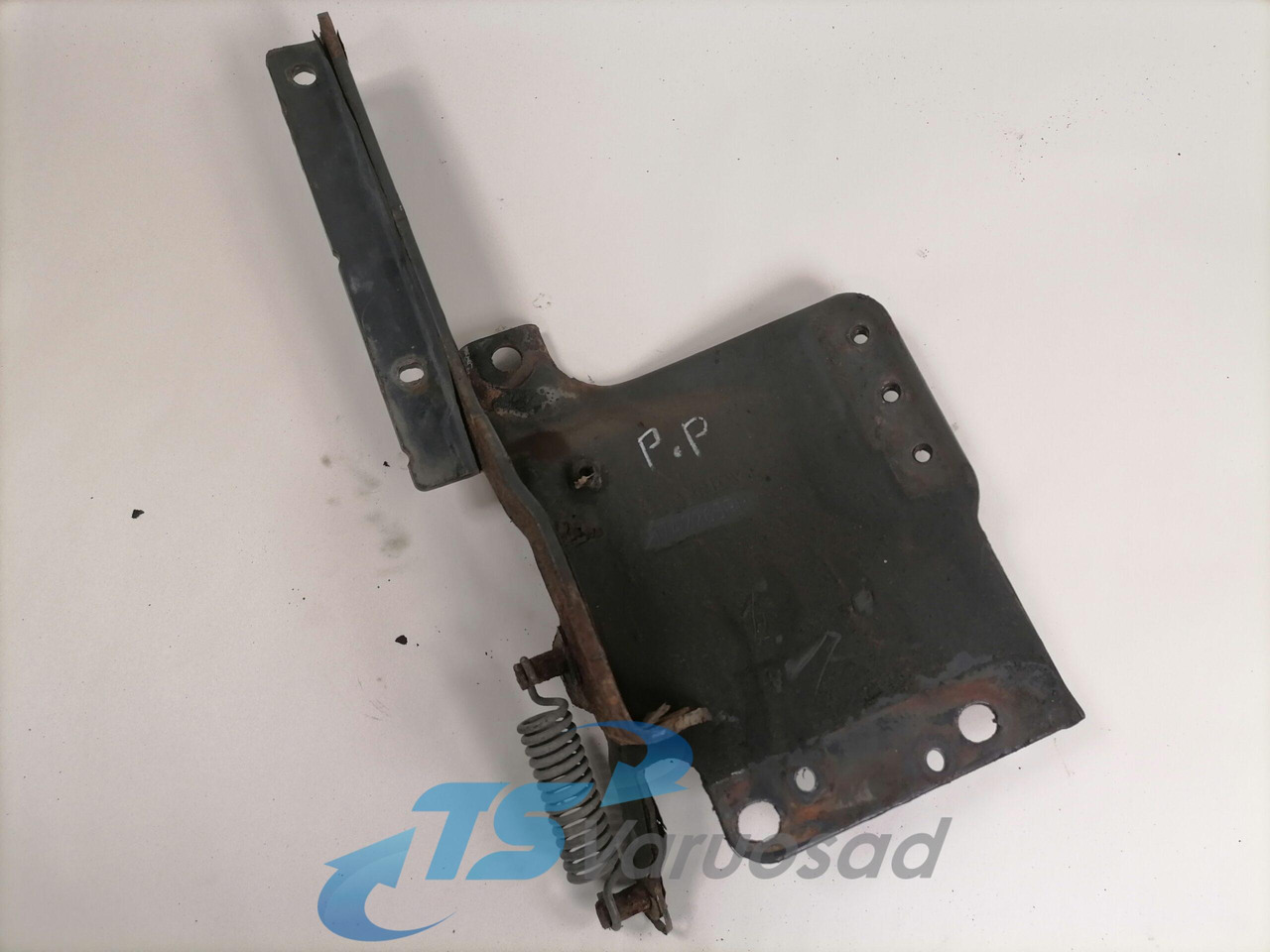 Scania lower grille carrier hinge 1742265 - Grill for Truck: picture 1 Scania lower grille carrier hinge 1742265 - Grill for Truck: picture 1