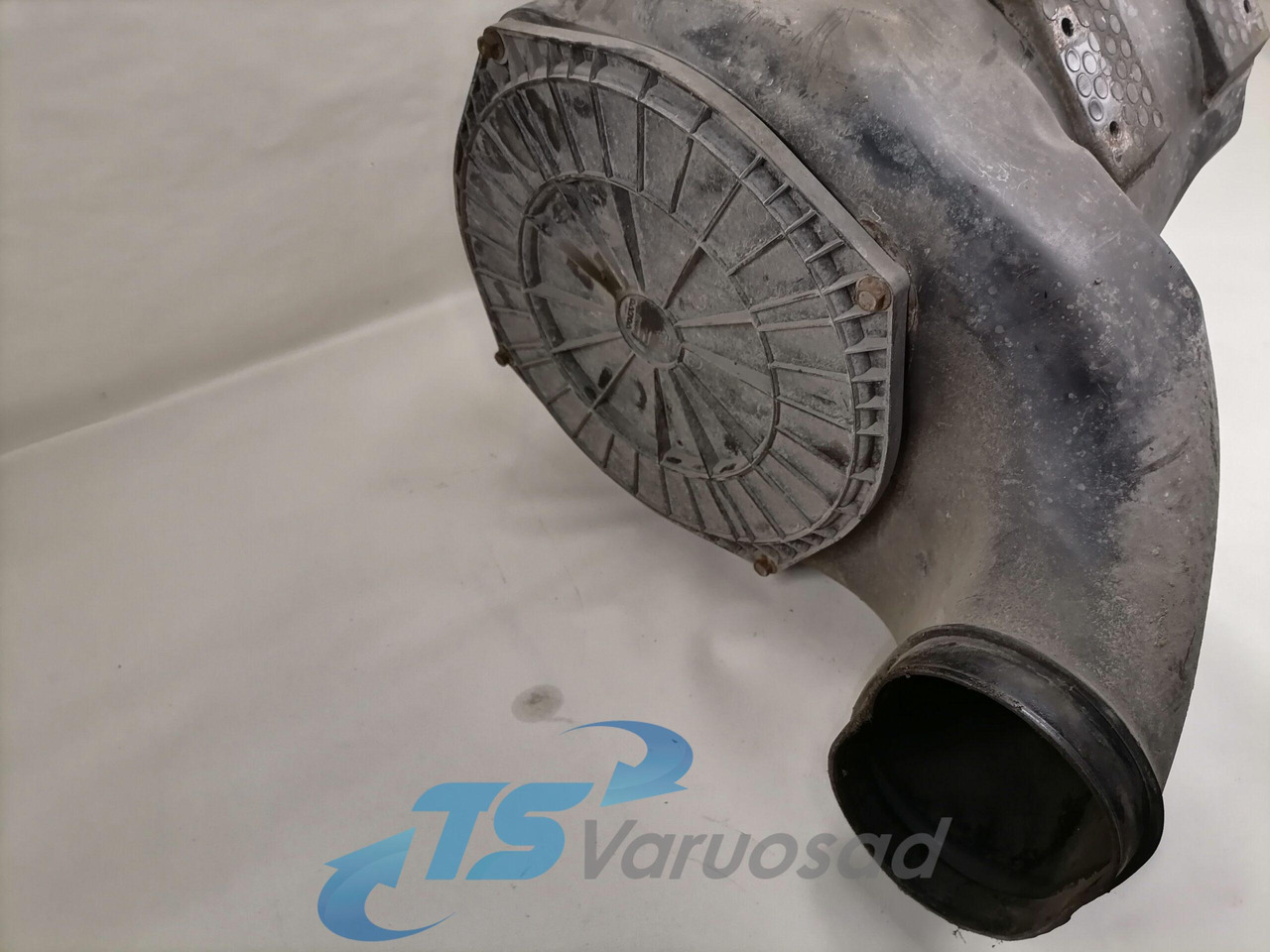 Volvo Air filter housing 3979505 - Air intake system for Truck: picture 3 Volvo Air filter housing 3979505 - Air intake system for Truck: picture 3