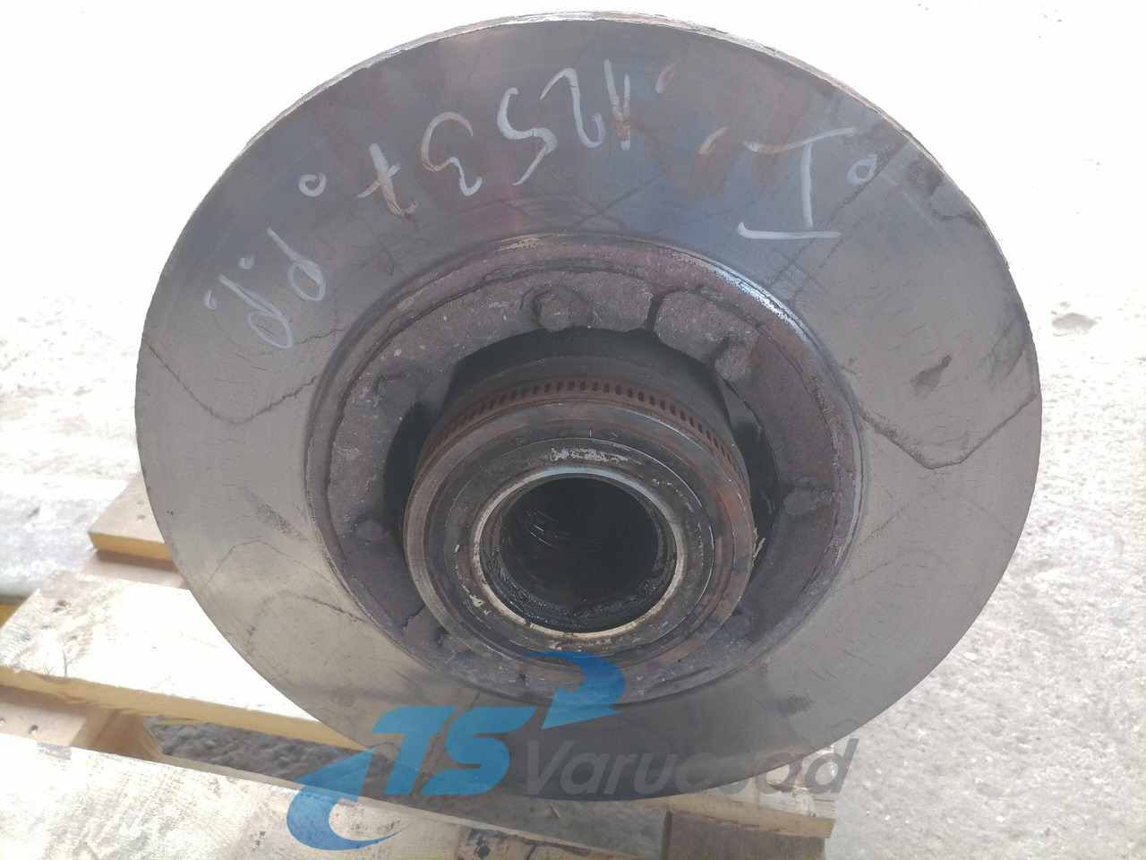 Volvo First wheel hub 21116583 - Wheel hub for Truck: picture 3 Volvo First wheel hub 21116583 - Wheel hub for Truck: picture 3